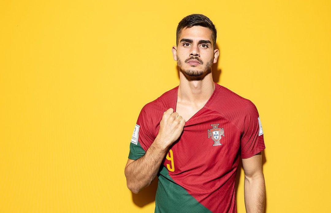 André Silva de Portugal es uno de los más destacados por su físico dentro de las Selección. Juega como delantero en el R.B. Leipzig de Alemania. Puedes pasarte por su Instagram para seguirlo, si aún no lo has hecho @andresilva9.