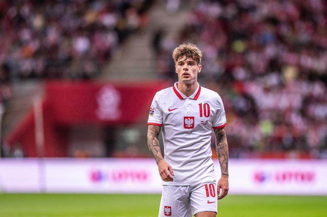 Nicola Zalewski, el delantero de la Selección Polaca, robó corazones y miradas mientras hacia su debut en este mundial. Tiene 20 años y juega en el equipo de A. S de Roma de la Serie A de Italia, da click en el user para ver más de sus fotos en Ig @nico_zale.