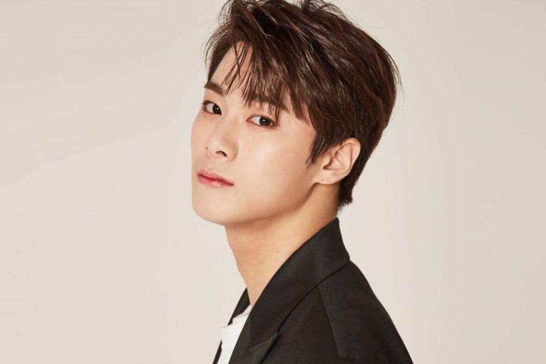 Moon Bin era integrante de la boyband surcoreana ASTRO, que debutó en el 2016 bajo la agencia de entretenimiento Fantagio. Los otros miembros del grupo son MJ, Jinjin, Yoon San-Ha, Cha Eun-woo y como ex miembro, Rocky. Desliza para conocer más detalles sobre la vida de este multifacético artista del K-Pop.