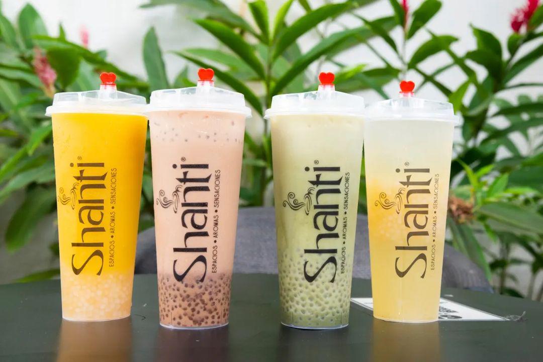Un lugar lleno de espacios, aromas y sensaciones, así es Shanti, una cafetería donde la paz y el relax se hace presente. Cuenta con deliciosas bebidas y buenos lugares para tomarte fotos. Disfruta de una agradable tarde con tus familiares ahí. Está ubicado en Barrio Guamilito, 6 calle, 11 avenida NO. Puedes seguir su cuenta de Instagram como @shanticup.