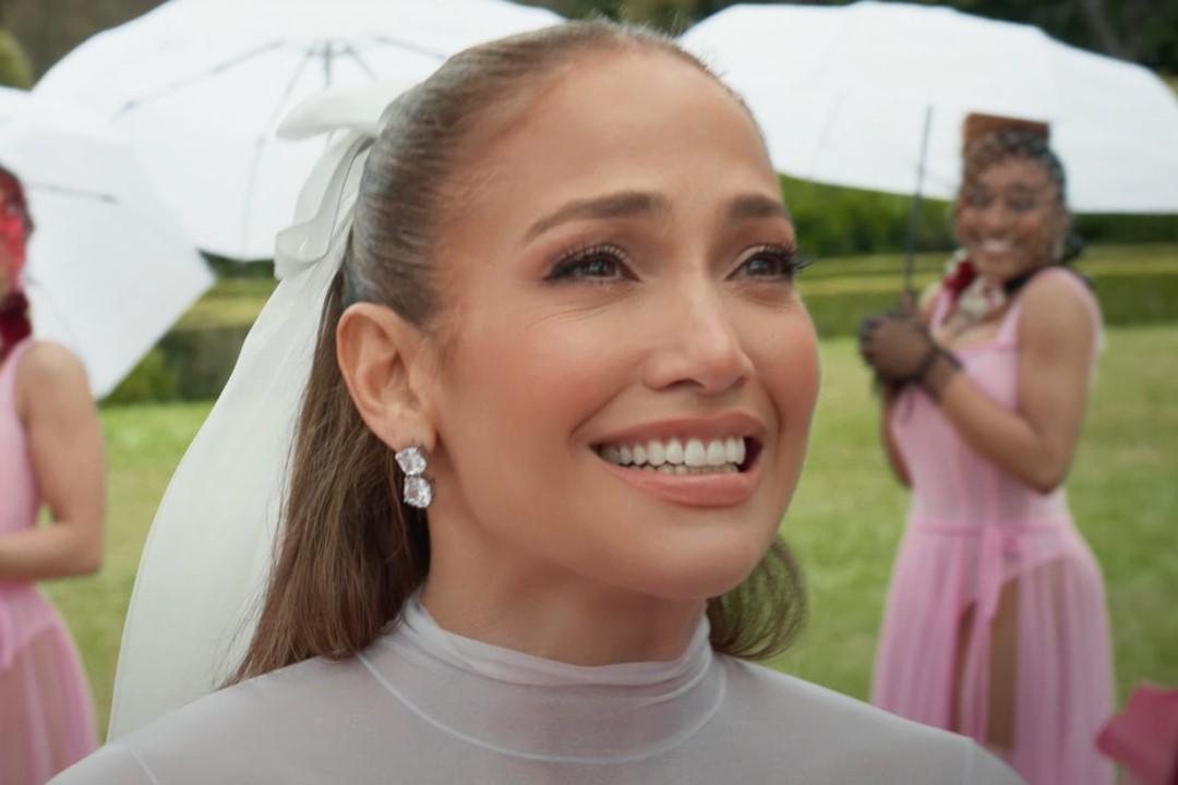 JLo se burla de sus bodas pasadas en su último videoclip