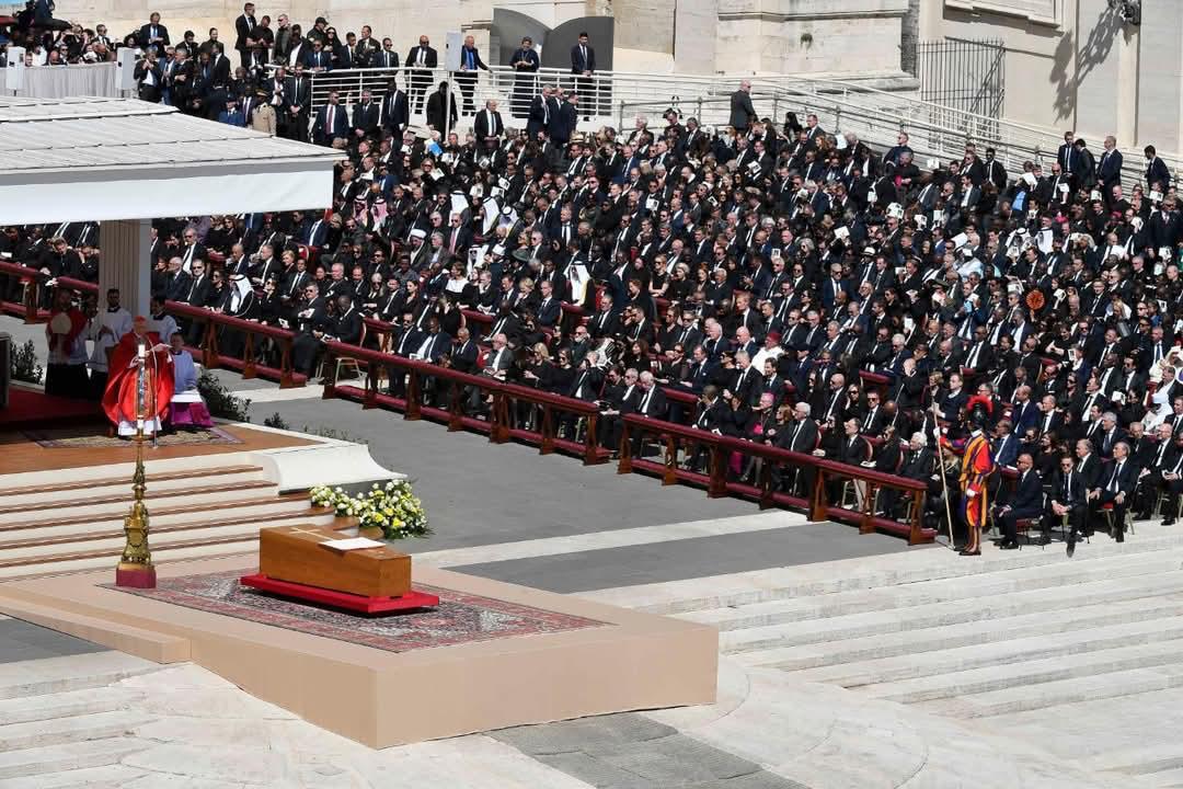El sábado 26 de abril de 2025, la Plaza de San Pedro en el Vaticano se convirtió en el epicentro de una emotiva despedida al Papa Francisco, fallecido a los 88 años. La misa exequial, presidida por el cardenal Giovanni Battista Re, decano del Colegio Cardenalicio, reunió a más de 200,000 fieles y a delegaciones de 130 países, incluyendo 50 jefes de Estado y 10 monarcas.
