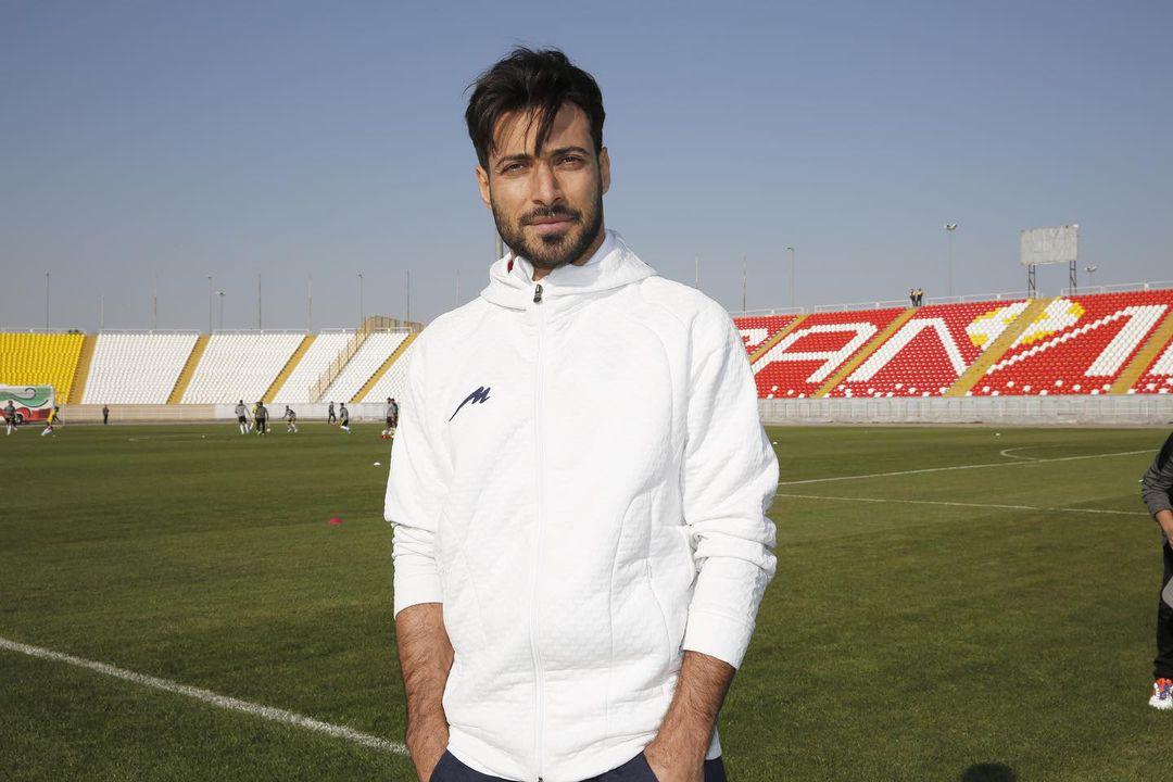 El defensa de Irán, Shojae Khalilzadeh, tiene esa elegancia y ese porte que lo hace ver muy guapetón. Juega en el equipo de Al Ahli de la liga en Catar, puedes seguirlo en Ig como @shoja_khalilzadeh.