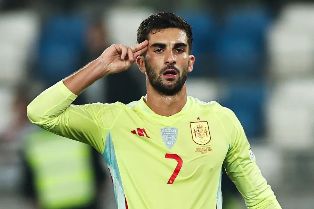 Ferran Torres. Conocido como <b>”El Tiburón”</b>, nació el <b>29 de febrero de 2000</b>, una fecha tan especial como su estilo de juego. El delantero español ha hecho honor a su apodo por su instinto goleador, velocidad y capacidad para aparecer en los momentos clave, convirtiéndose en una de las figuras más destacadas de la nueva generación de España