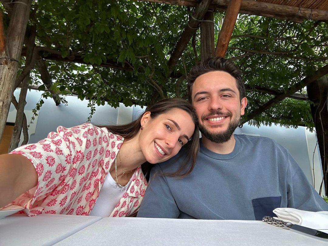 La noticia del embarazo ha generado una ola de felicitaciones y buenos deseos hacia los futuros padres y la familia real jordana en general. El pueblo jordano espera con ansias la llegada de este nuevo miembro de la realeza.