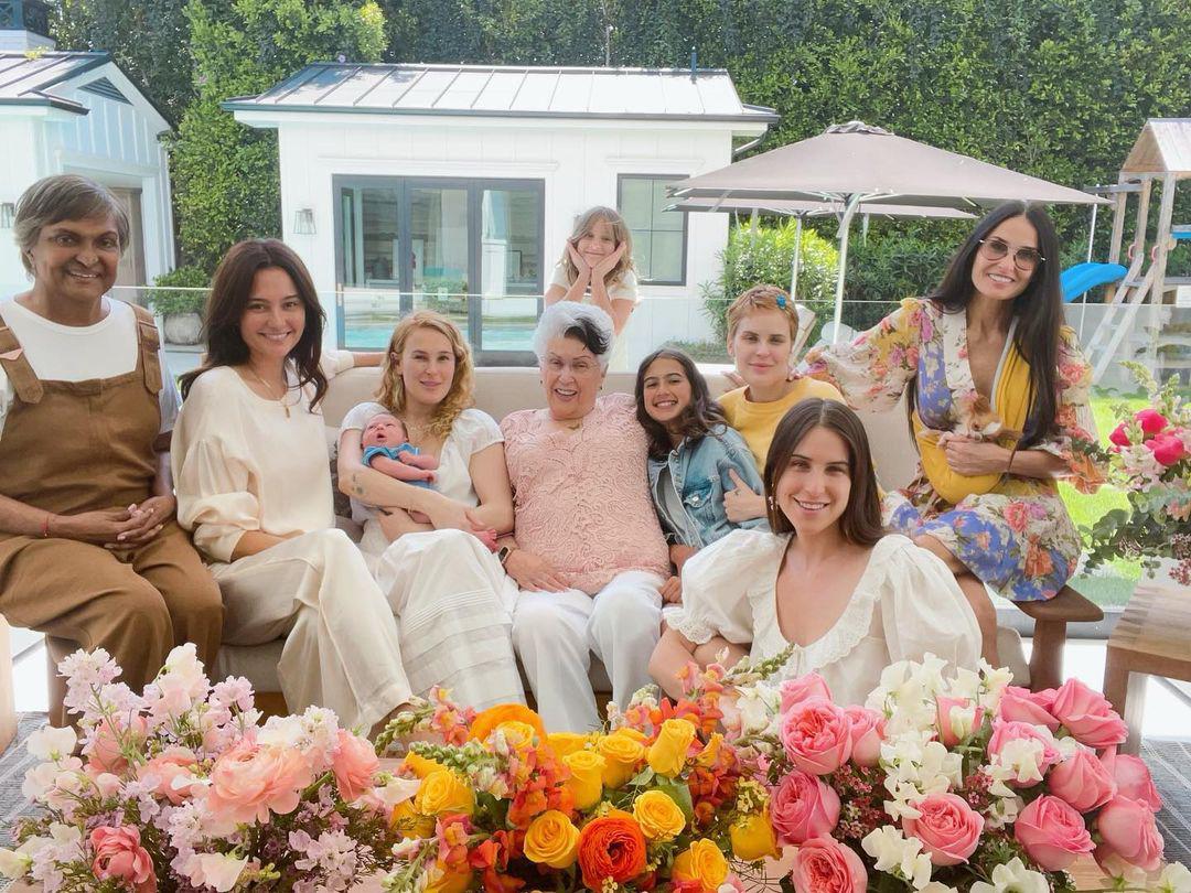 “La manera perfecta de celebrar el Día de la Mamá. Cuatro generaciones de madres e hijas”, escribió Demi Moore en Instagram.