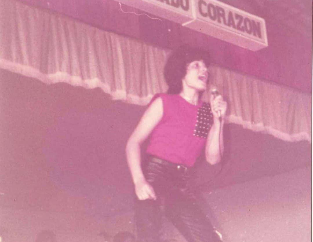 En 1984, Chayanne, tras la separación del grupo “Los Chicos”, vivió un tiempo en Tegucigalpa, Honduras, aunque algunos afirman que fue en 1985. Según relatos, un productor hondureño interesado en su talento lo invitó a la capital, donde se ganó el cariño de los hondureños. Aunque no permaneció en el país, ya que le ofrecieron producir su primer álbum en México, su paso por Honduras dejó una huella imborrable. Se presentó en el Instituto Católico Sagrado Corazón en el 83.