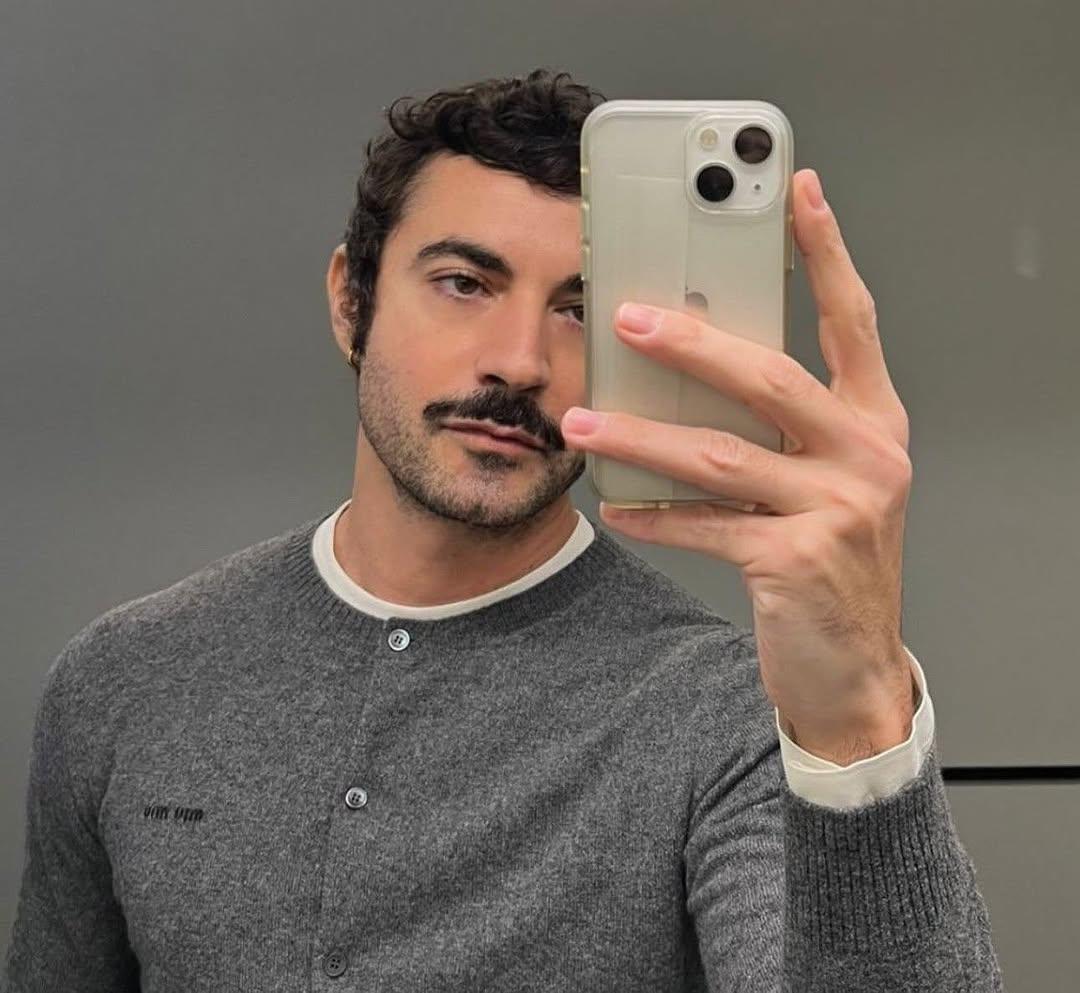 Se le conoce por su habilidad para mezclar elegancia clásica con modernidad, manteniendo una estética pulida, minimalista y con toques vanguardistas.