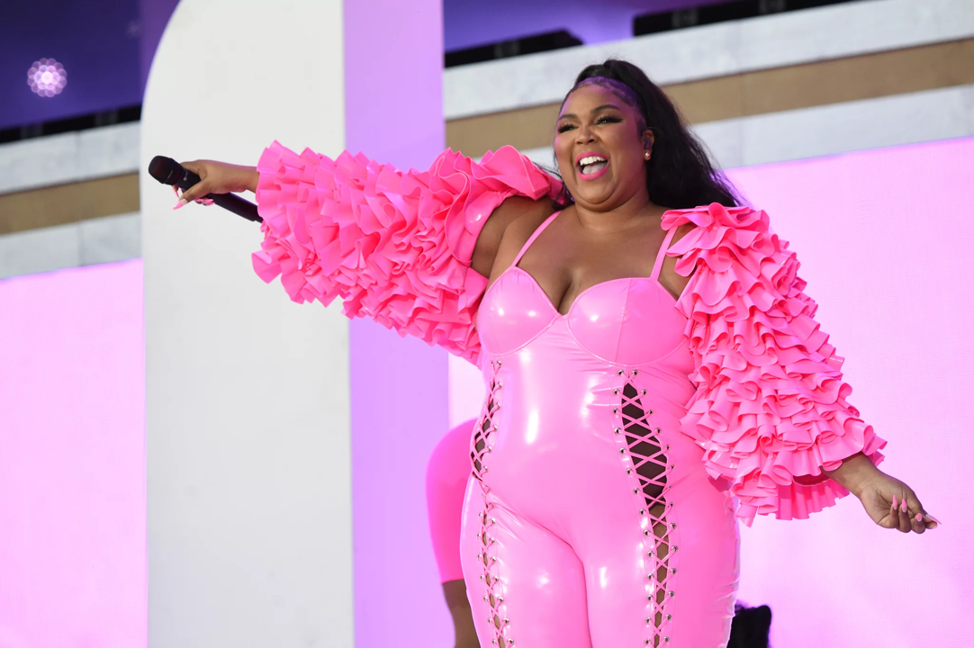 <i><b>01. Lizzo - Pink</b></i>