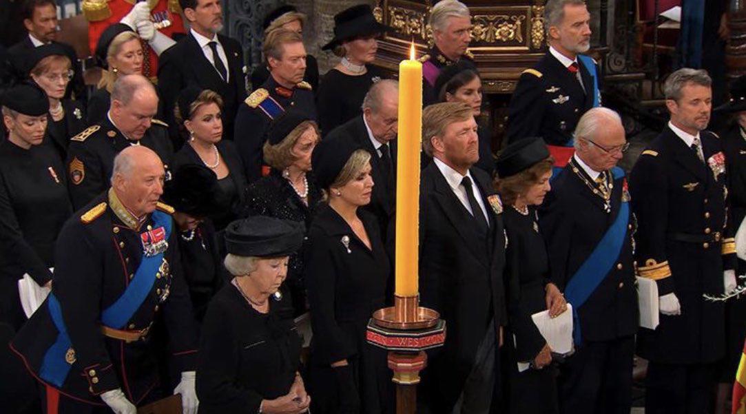 Alrededor de 500 mandatarios y monarcas del mundo asistieron al funeral de Estado, entre ellos Joe Biden, los reyes de España -Felipe y Letizia y los eméritos Juan Carlos y Sofía- y el emperador Naruhito de Japón.