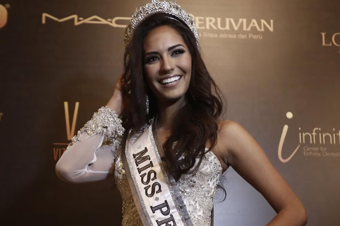 <b>Participantes de Miss Perú 2018 Generan un Importante Diálogo sobre la Violencia de Género</b>En el certamen de Miss Perú 2018, un evento clave en la selección de Miss Universo, las 23 participantes desviaron su discurso para destacar el número de mujeres afectadas por la violencia de género. Además, durante el desfile, se proyectaron portadas y recortes periodísticos que documentaban los feminicidios ocurridos en Perú hasta la fecha. Este poderoso acto tuvo como objetivo sensibilizar al público y denunciar la alarmante ola de feminicidios que azotó al país en 2018. Este gesto demostró el compromiso de las concursantes con la causa y su determinación por generar un cambio significativo en la sociedad.