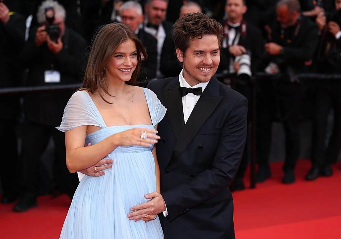 Tres años después de casarse en Hungría, Barbara Palvin y Dylan Sprouse sorprendieron en la alfombra roja del Festival de Cannes 2026 con la aparición de la modelo y su baby bump, confirmando emocionadamente el primer embarazo de la pareja.