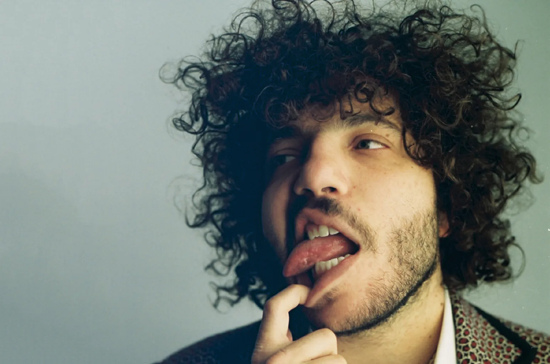 Lo que diferencia a Benny Blanco es su capacidad para capturar emociones en su música. Sus producciones no son solo ritmos pegajosos; son experiencias auditivas que llevan a los oyentes en un viaje emocional.