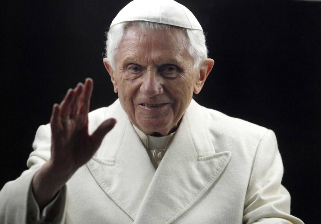 La vida de Joseph Ratzinger se apagó hoy a los 95 años. Nació el 16 de abril de 1927 en la pequeña localidad alemana de Marktl. Lector compulsivo, amante de la música, virtuoso del piano y políglota que hablaba 10 idiomas, se convirtió en papa en 2005 y renunció en 2013.
