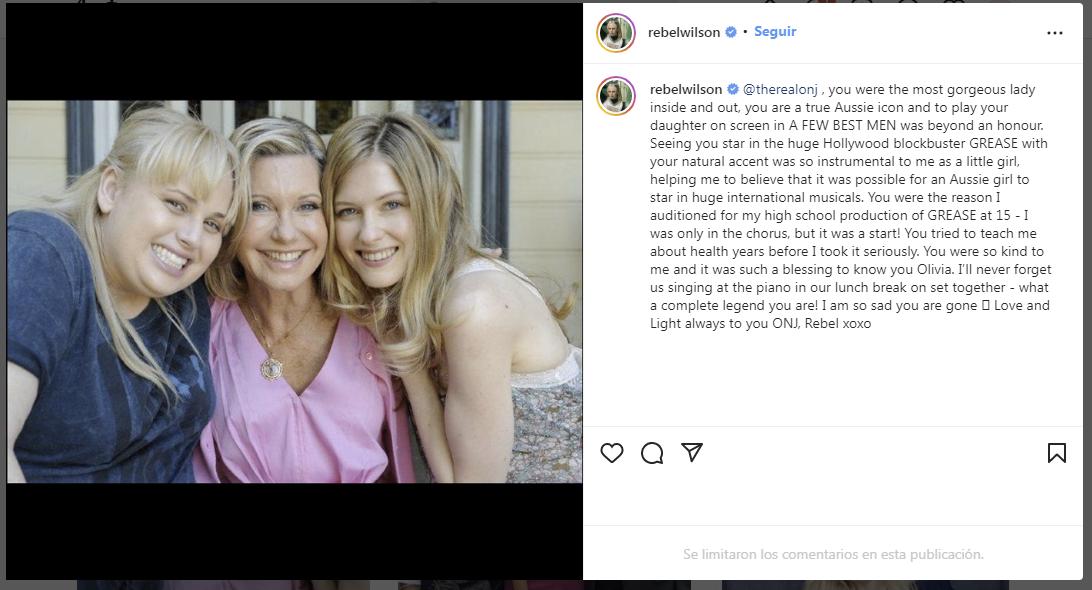 Rebel Wilson: “Olivia Newton-John, fuiste la mujer más hermosa por dentro y por fuera, eres un verdadero icono australiano e interpretar a tu hija en pantalla en ‘A Few Best Men’ fue más allá de un honor. Verte protagonizar el gran éxito de taquilla de Hollywood ‘GREASE’ con tu acento natural fue muy importante para mí cuando era niña, ayudándome a creer que era posible que una chica australiana protagonizara enormes musicales internacionales. Tú fuiste la razón por la que audicioné para la producción de mi escuela de GREASE a los 15 - ¡Solo estaba en el coro, pero era un comienzo! Intentaste enseñarme sobre salud años antes de que me lo tomara en serio. Fuiste tan amable conmigo y fue una bendición conocerte, Olivia. Nunca nos olvidaré cantando al piano en nuestro almuerzo en el set juntos - ¡Qué leyenda eres! Estoy tan triste de que te hayas ido. Amor y Luz siempre para ti, ONJ”.
