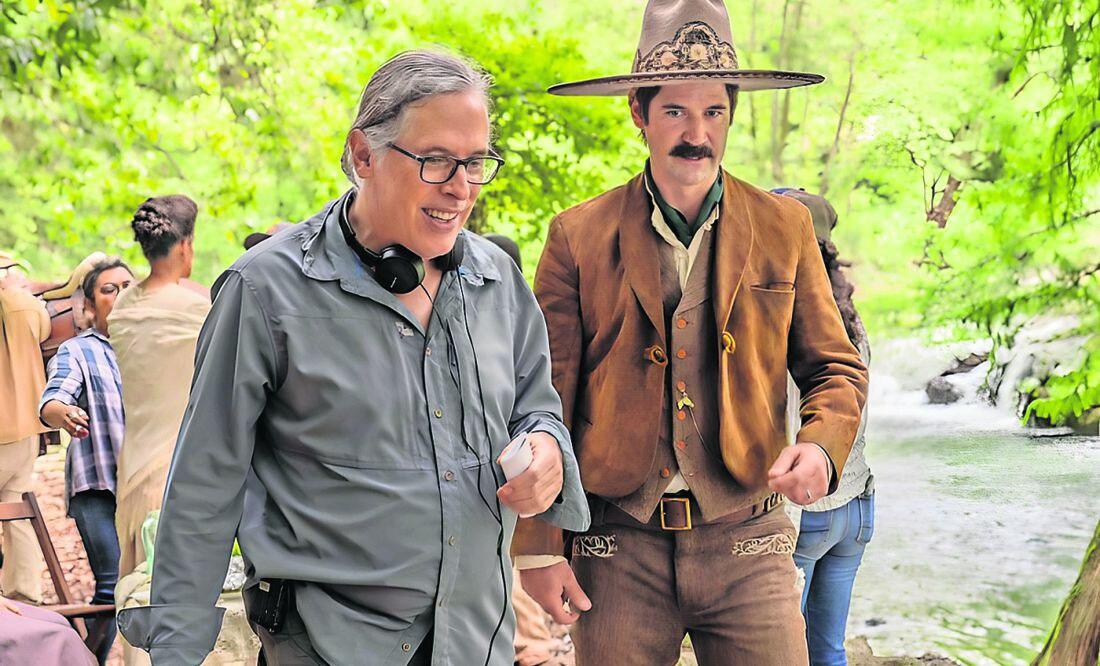 La historia nos trasladará a Macondo para narrar las siete generaciones, de la familia Buendía. Comenzando por la vida de José Arcadio Buendía, quien se convierte en el fundador del mítico pueblo ficticio de Macondo, para seguir con la vida de la familia y cómo cambian los personajes a su alrededor. Tomando, por supuesto, al pueblo como un personaje más y parte fundamental del desarrollo de esta obra insignia del realismo mágico latinoamericano.
