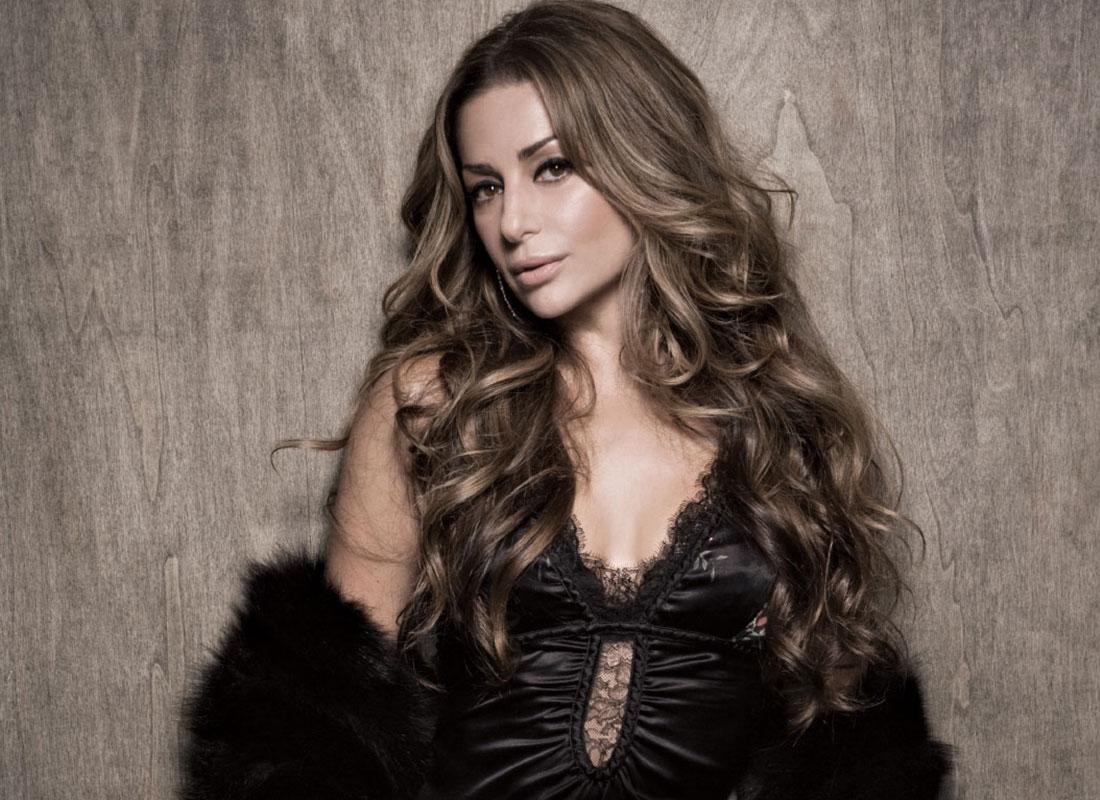 <b>Pnina Tornai</b>La diseñadora israelí de vestidos de novia también compartió un comunicado en su cuenta de Instagram en respuesta a la situación de conflicto que atraviesa su nación.“Me desperté esta mañana en Nueva York con una pesadilla de la vida real. Estaba segura de que estaba atrapada en un mal sueño y que pronto despertaría, pero la realidad es que mi país y mi pueblo están bajo un ataque brutal. Se supone que una guerra ocurre entre ejércitos, no contra civiles inocentes: mujeres, niños y ancianos. Esto no es una guerra, esto es puro terrorismo”. 