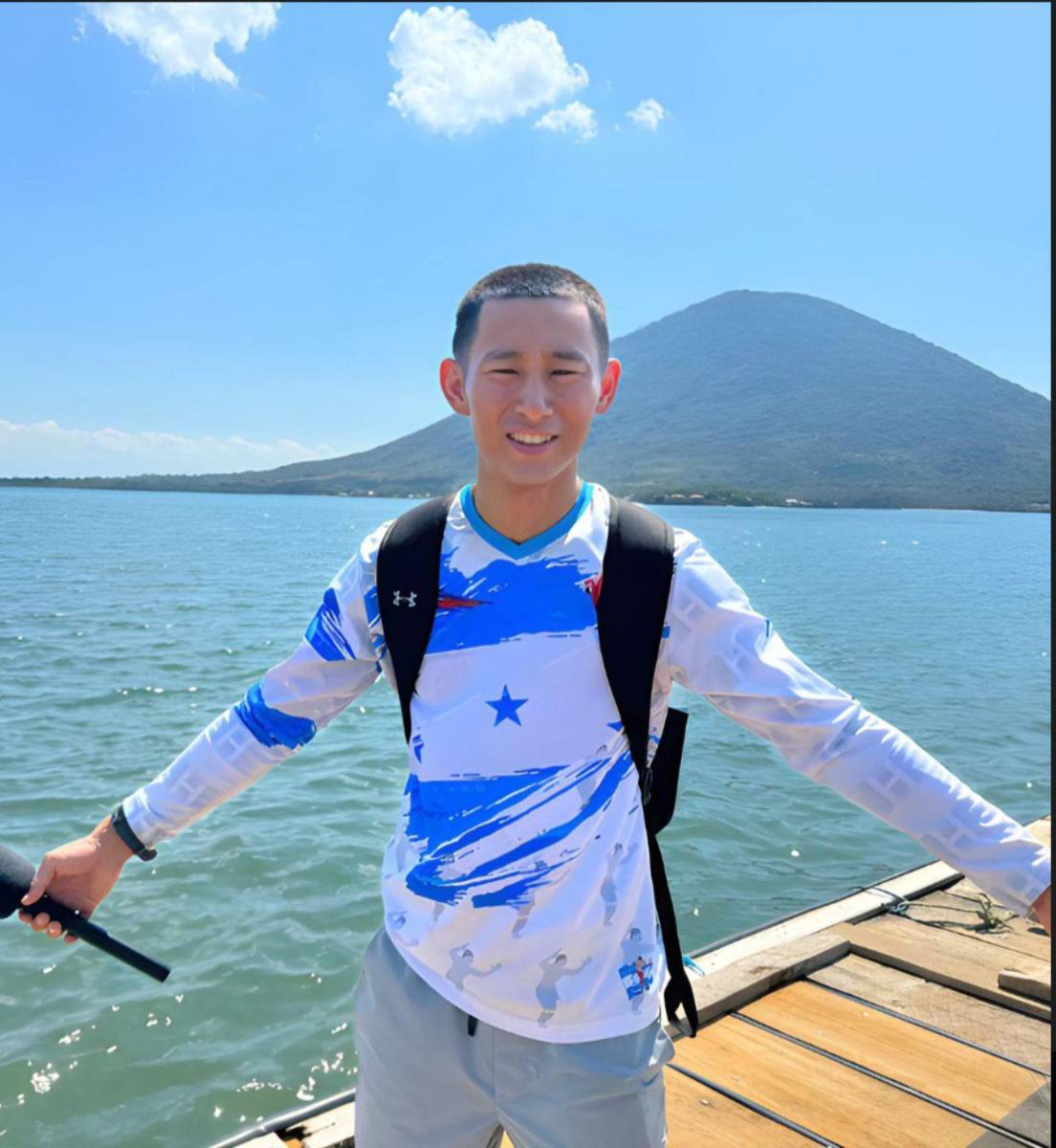 Shin es licenciado en Relaciones Internacionales y domina varios idiomas, incluyendo japonés, inglés, portugués y español. Fue en Honduras donde aprendió este último idioma, lo que ha enriquecido su vocabulario con hondureñismos, haciéndolo parecer como un catracho más.