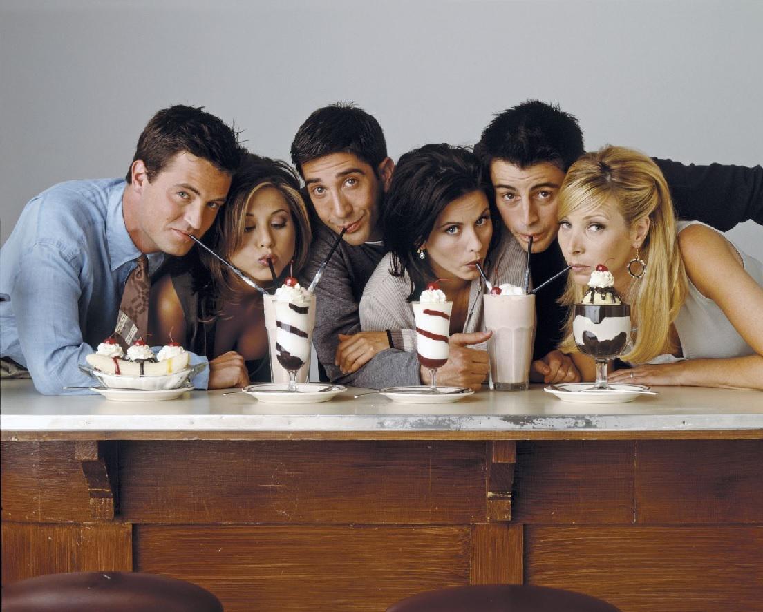 Cuando comenzó a grabarse Friends, Perry era el miembro más joven del elenco principal, con 24 era muy ingenioso, tanto que era el único entre los seis protagonistas de Friends que se sentaba a delinear los guiones con los escritores. Su ingenio era tan legendario que los directores a menudo utilizaban sus bromas y sugerencias en el show.