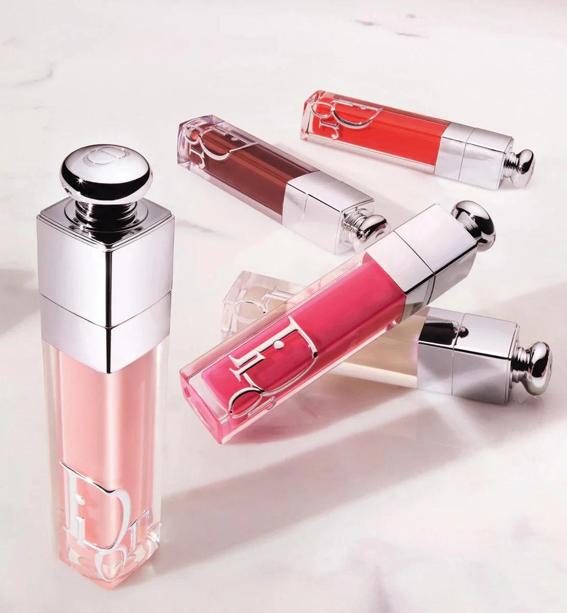 El Dior Addict Lip Maximizer es el icónico brillo de labios de Dior diseñado para proporcionar una hidratación profunda por 24 horas y un efecto de volumen instantáneo. Su fórmula renovada contiene un 90% de ingredientes de origen natural, incluyendo ácido hialurónico y aceite de cereza.