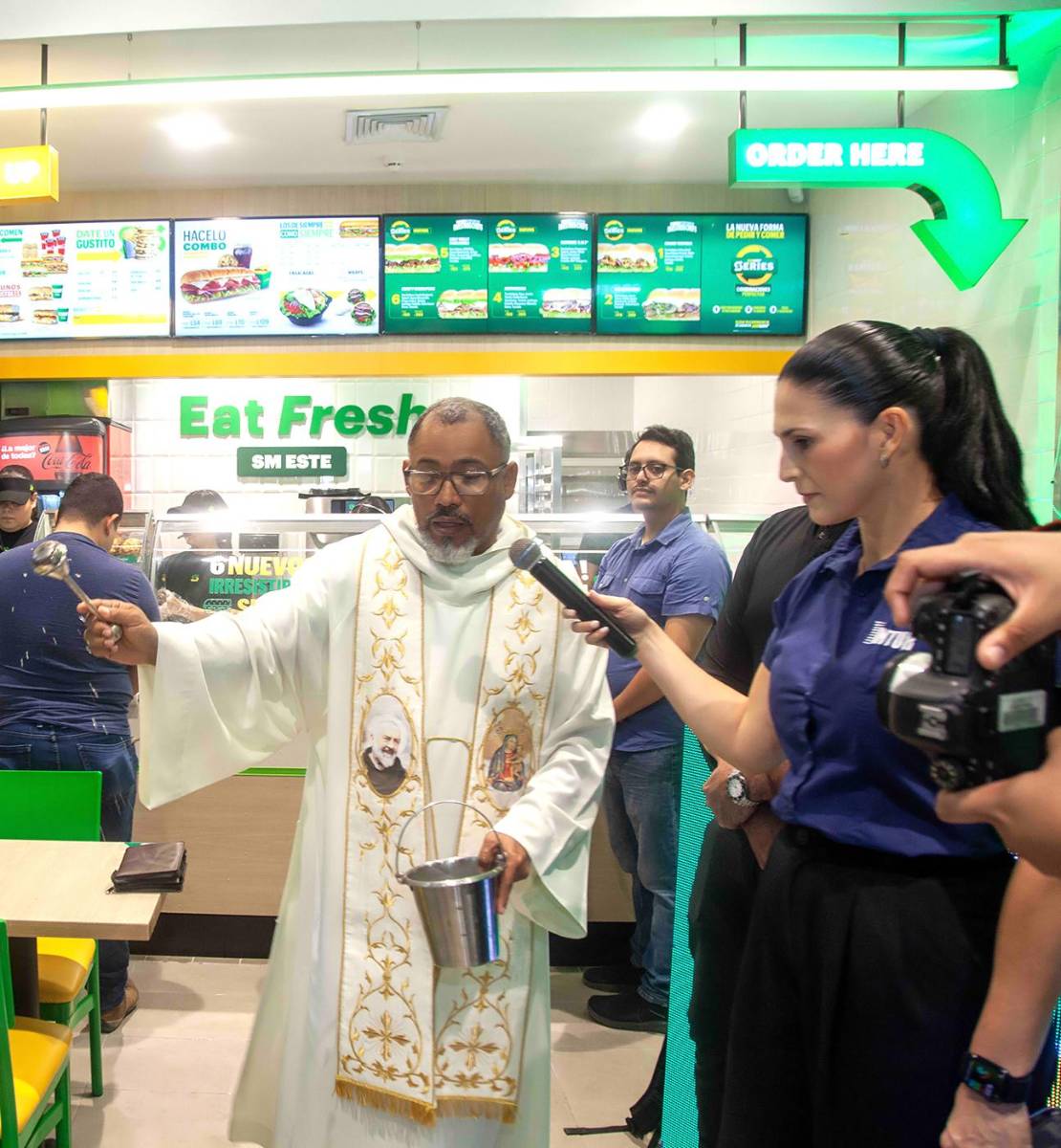 El reverendo Carlos Mejía, al momento de inaugurar el nuevo restaurante Subway en Plaza Santa Mónica.