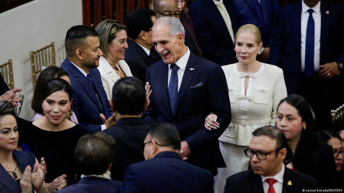Nasry Asfura saluda a su llegada al Congreso Nacional. Foto Leonel Estrada REUTERS