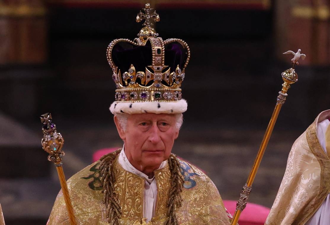 El rey de Inglaterra Carlos III con la corona St Edward durante la ceremonia realizada en cinco actos en la abadía de Westminster en la que además fue nombrado jefe del Estado de Reino Unido y líder de la Iglesia de Inglaterra.