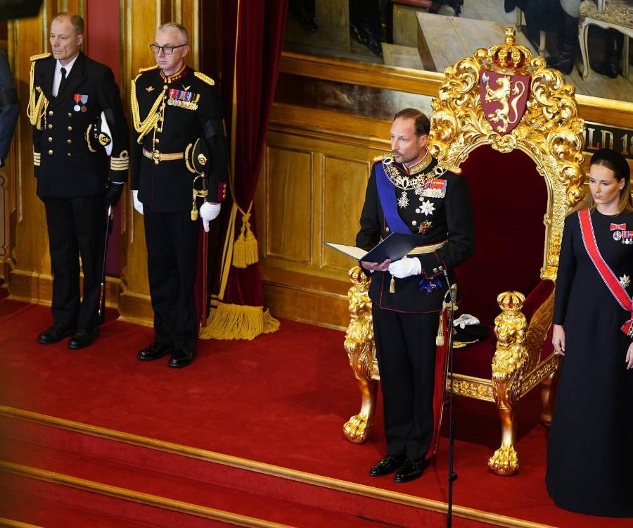 El rey Haakon VIII realizó el juramento constitucional que marca el comienzo de su reinado, en el día en el que cientos de noruegos comenzaron a desfilar ante el féretro de su padre, Harald V, quien murió el viernes 28 de agosto