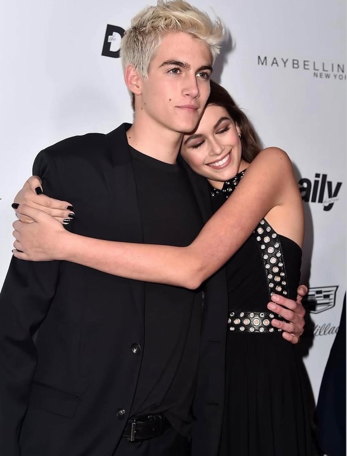 Presley Gerber y su hermana Kaia Gerber.