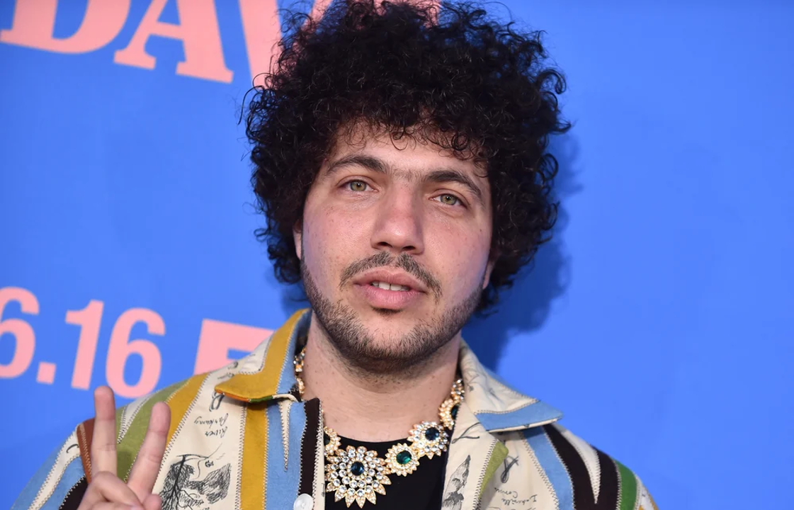 Aunque Benny Blanco es conocido principalmente como un maestro detrás de escena, ha decidido dar un giro inesperado al convertirse también en artista. Su incursión en el escenario como intérprete muestra su deseo constante de explorar nuevas facetas dentro de la industria musical.