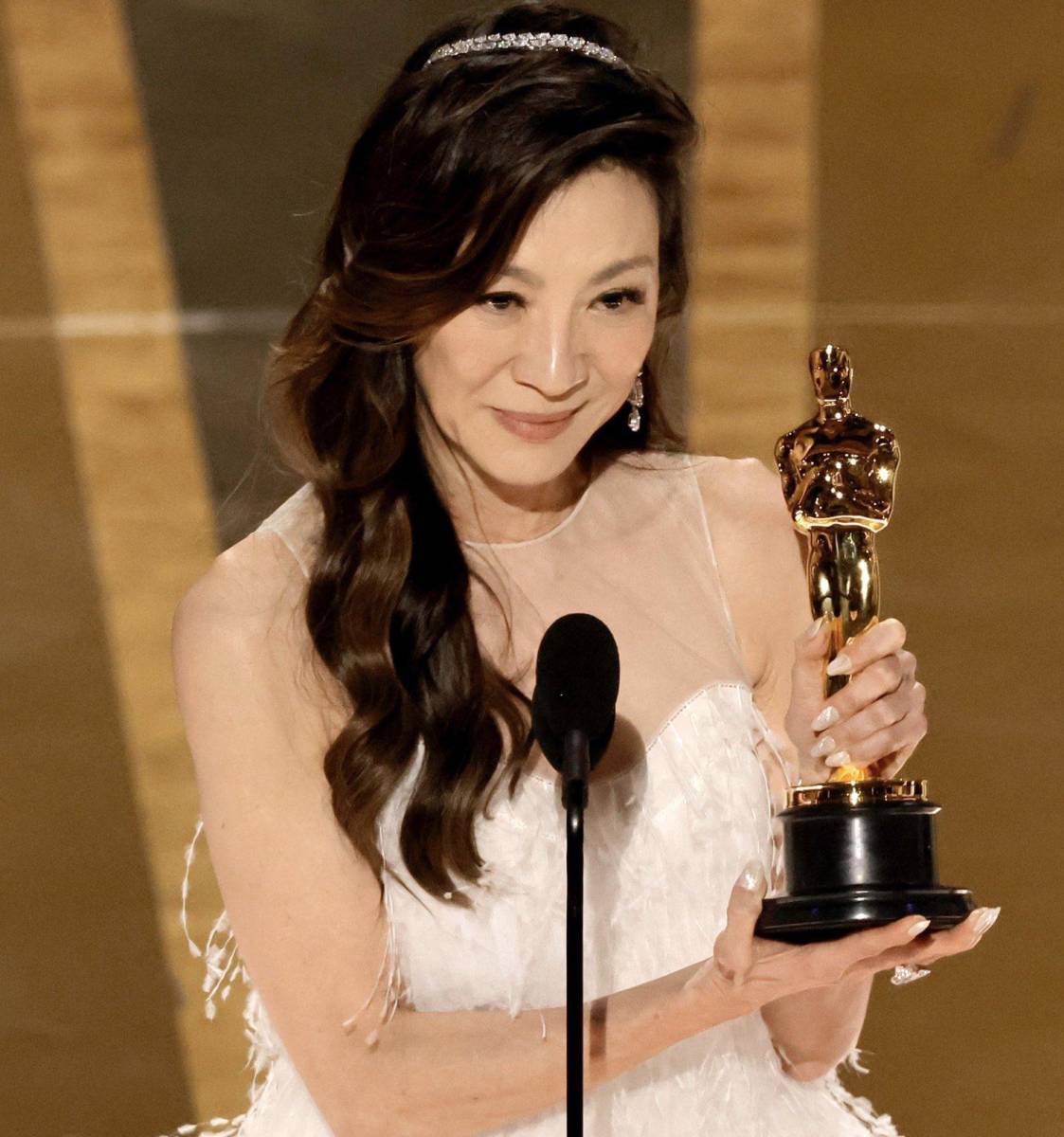 Michelle Yeoh hace historia en los Óscar al ser la primera actriz asiática en ganar una estatuilla dorada a Mejor Actriz.
