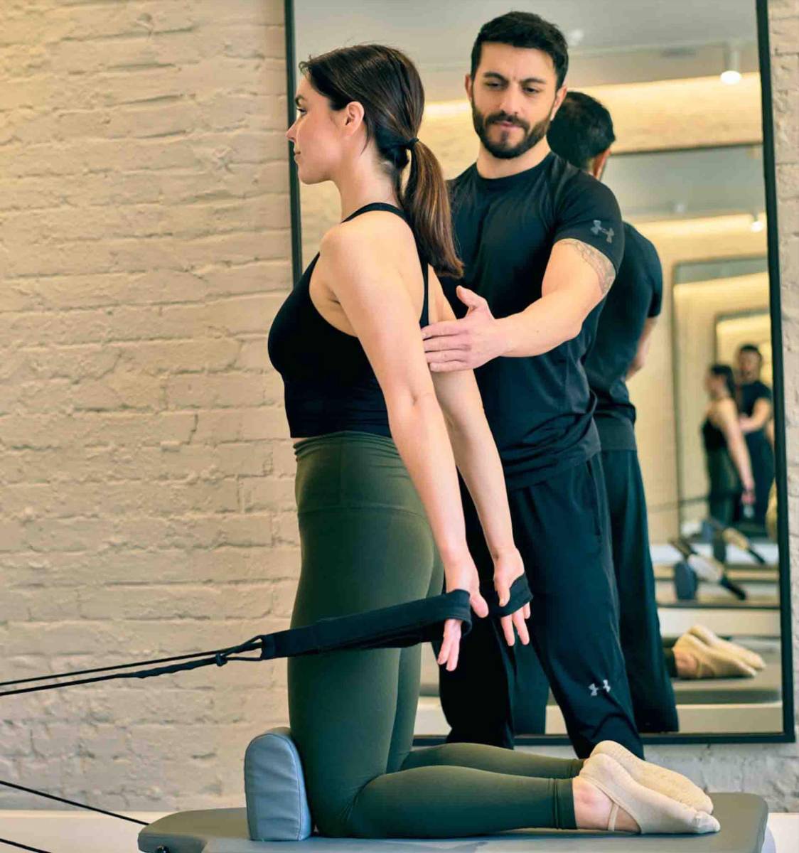 En un mundo donde las personas pasan horas trabajando frente a computadoras o sentados en oficinas, el pilates ayuda a corregir la postura. Es esencial trabajar en esto para prevenir futuros dolores.