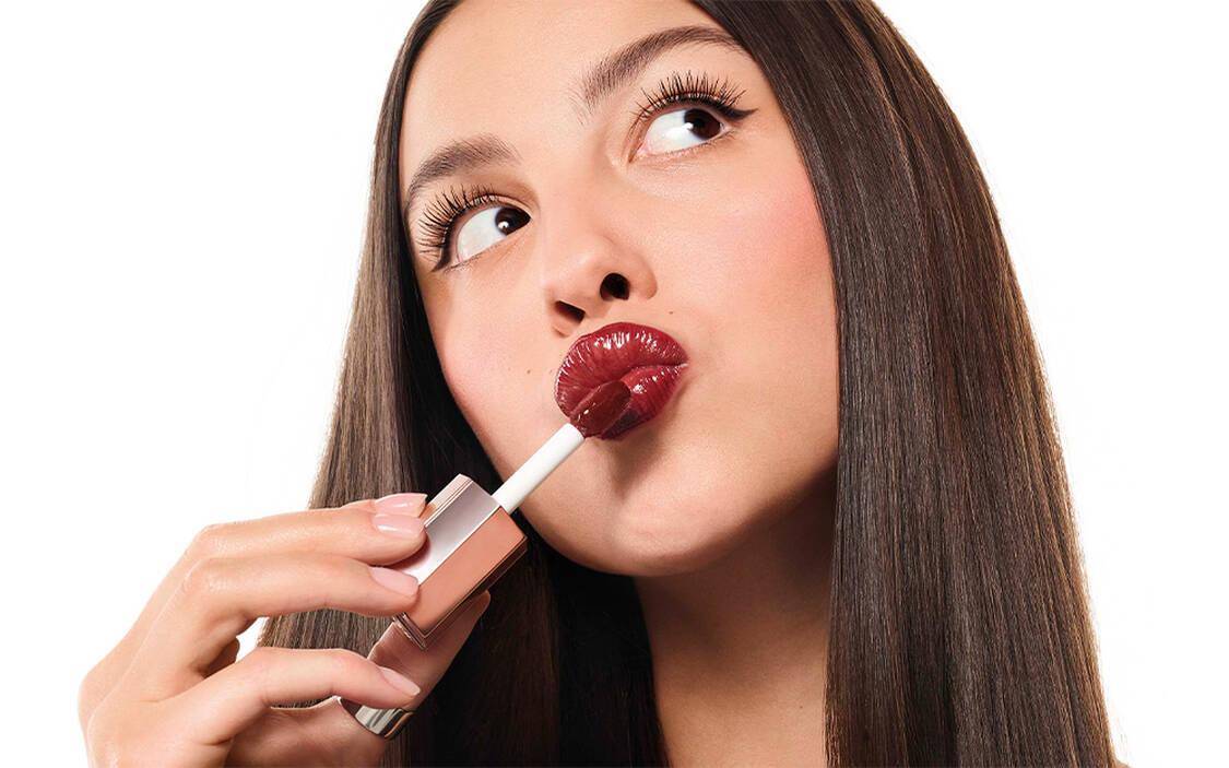 Cada día la ciencia avanza más, tanto en salud como en belleza, y hoy los labiales y brillos con ácido hialurónico se han convertido en las estrellas de tu neceser. No solo hidratan, reparan y suavizan, sino que también aportan un extra de volumen a tus labios. Te conquistarán al instante.