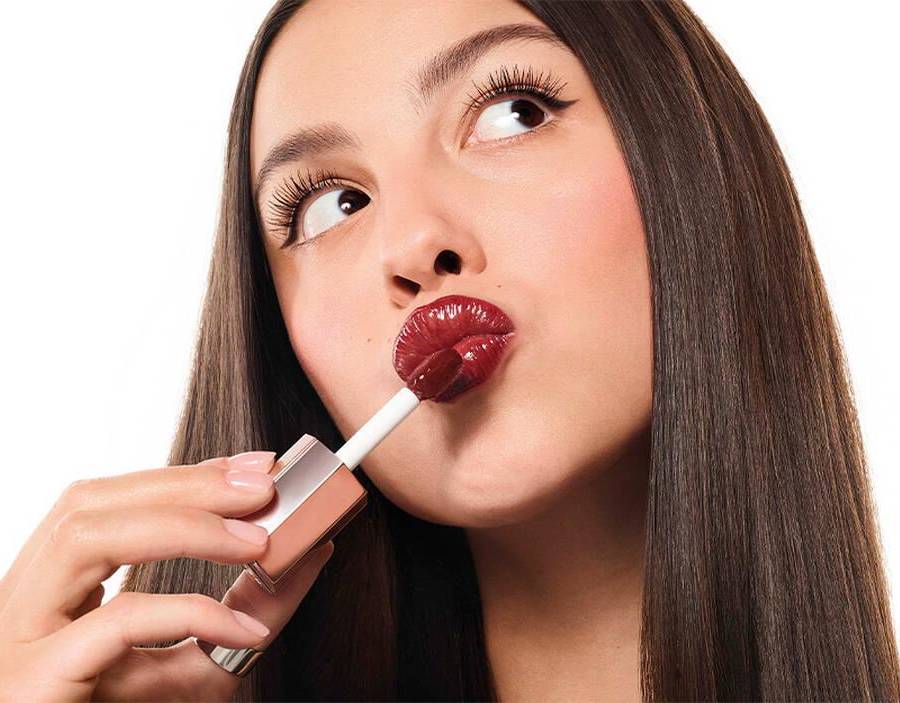 Cada día la ciencia avanza más, tanto en salud como en belleza, y hoy los labiales y brillos con ácido hialurónico se han convertido en las estrellas de tu neceser. No solo hidratan, reparan y suavizan, sino que también aportan un extra de volumen a tus labios. Te conquistarán al instante.