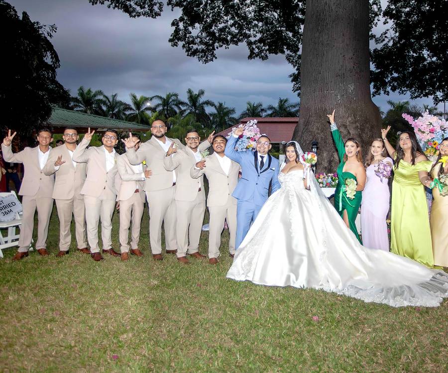 Cuando el sol daba sus últimos destellos era la hora señala para los novios: Jean Paul Cerrato y Madeline Lindo para dar el sí más importante de sus vidas