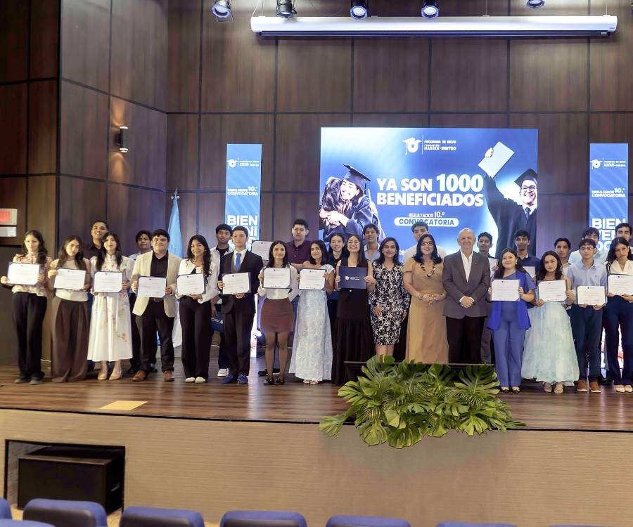Los nuevos becarios de la zona norte con Astrid Elena Férez, directora de CEUTEC, Roxana Espinal, Vicerrectora de Vinculación Institucional UNITEC Campus San Pedro Sula y Roberto Nasser representante de la Fundación Nasser.
