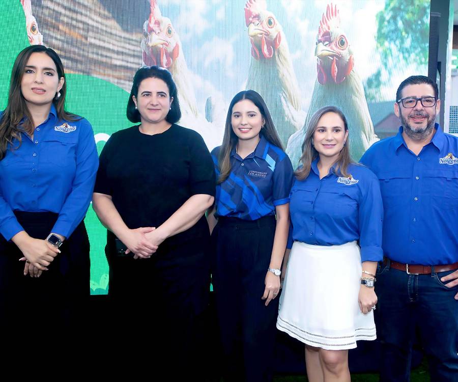 Cinthia Almendares, Directora de Mercadeo B2C: Pollo, Nadia Burbara, Representante de Comisariato Los Andes; Samantha Rovelo, Gerente de Mercadeo CLA; Melany Galeano, Brand Manager y Gustavo Abadie, Gerente de Ventas Cargill.