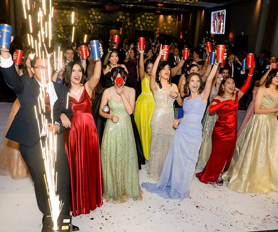 Prom 2023 haciendo el brindis de graduación