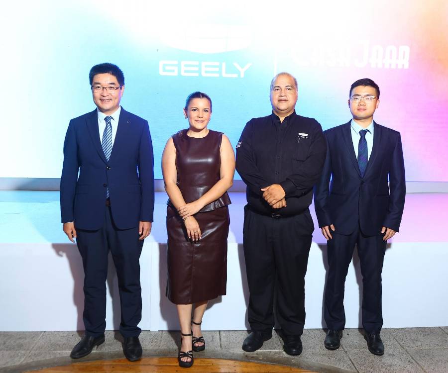 Representantes de Geely Auto y Casa Jaar durante el acto oficial de lanzamiento de la nueva sala de exhibición.