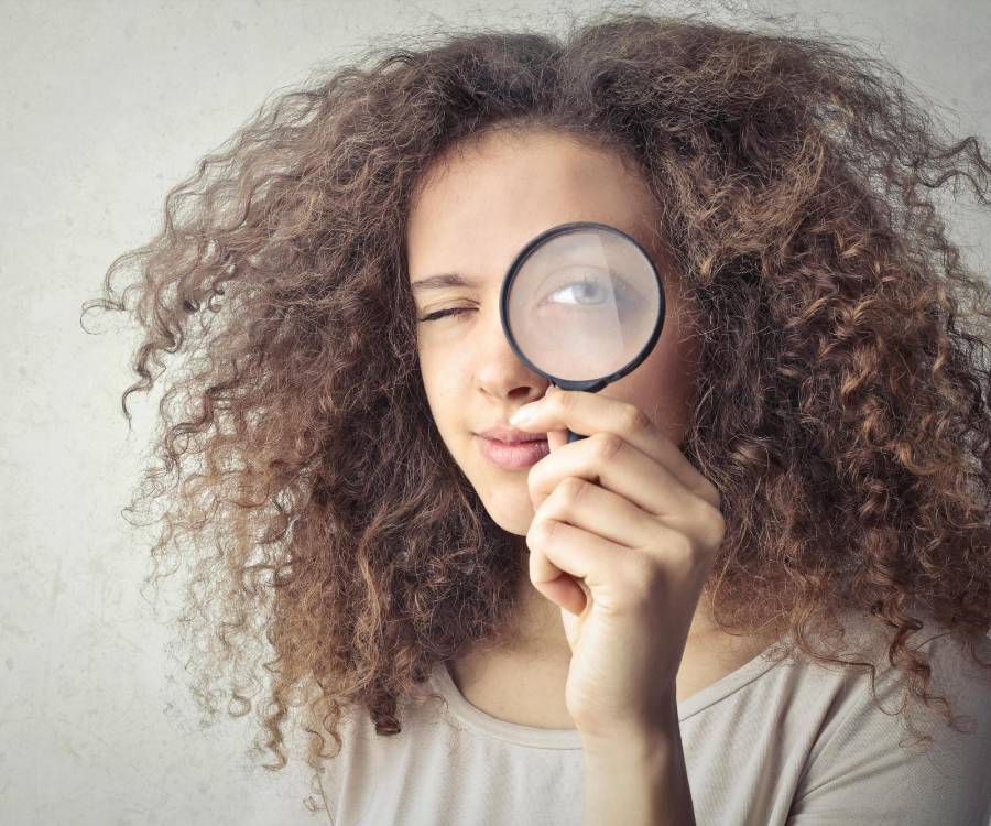 Evitar el frizz en el cabello empieza desde los gestos cotidianos. Aquí algunas claves