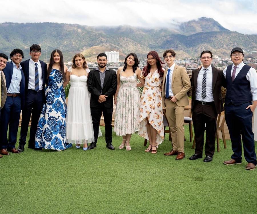 El Senior Brunch 2026 de Honors Academy se celebró en el área social de Distrito Artemisa, en un ambiente elegante y lleno de emoción. Entre risas, abrazos y miradas cargadas de ilusión, los futuros graduandos compartieron un momento especial que marcó el inicio de la recta final de su etapa escolar.