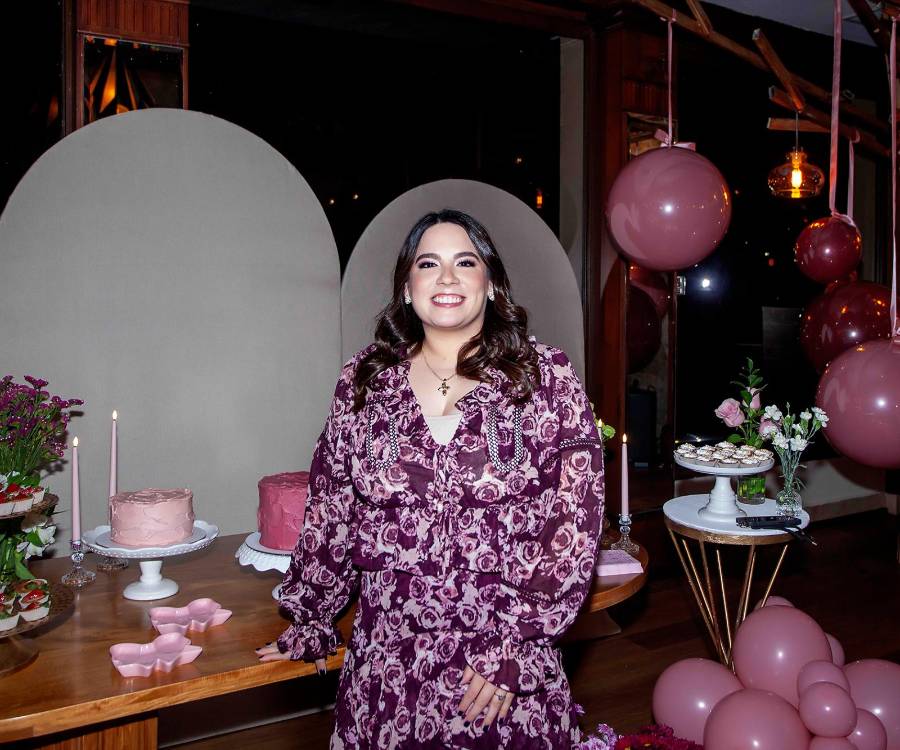 Héctor Daniel Murillo Fernández y Dominique Marinakys Fernández anunciaron su próxima boda. Y para celebrarlo, familiares y amigas organizaron para la futura novia una elegante despedida de soltera inspirada en San Valentín, con un delicado aire romántico y una paleta de rojo y rosa.