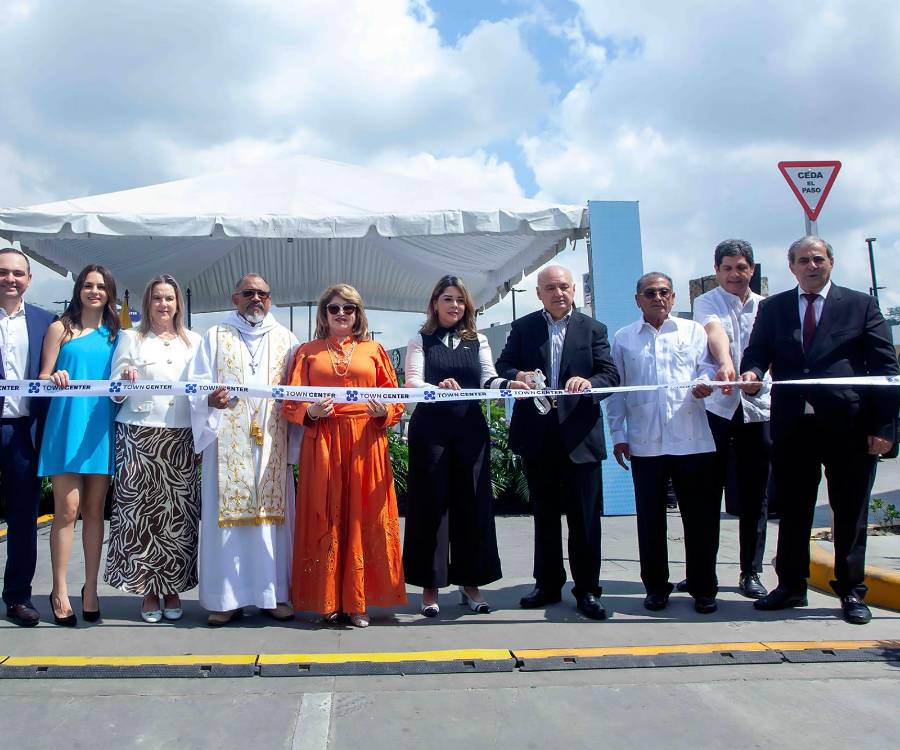 Durante un solemne acto, autoridades nacionales y municipales, representantes del sector empresarial e invitados especiales celebraron la apertura de Town Center San Pedro Sula, un nuevo desarrollo que introduce un moderno concepto de plaza comercial en la ciudad.
