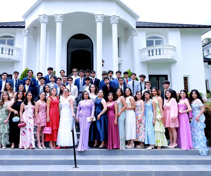 Los Seniors 2026 de la Academia Los Pinares disfrutaron de una jornada especial durante su Senior Lunch en Invernaderos del Trigo. En medio de un ambiente relajado y rodeados de sus compañeros, vivieron momentos llenos de risas, fotografías y recuerdos que marcan la recta final de su vida escolar.