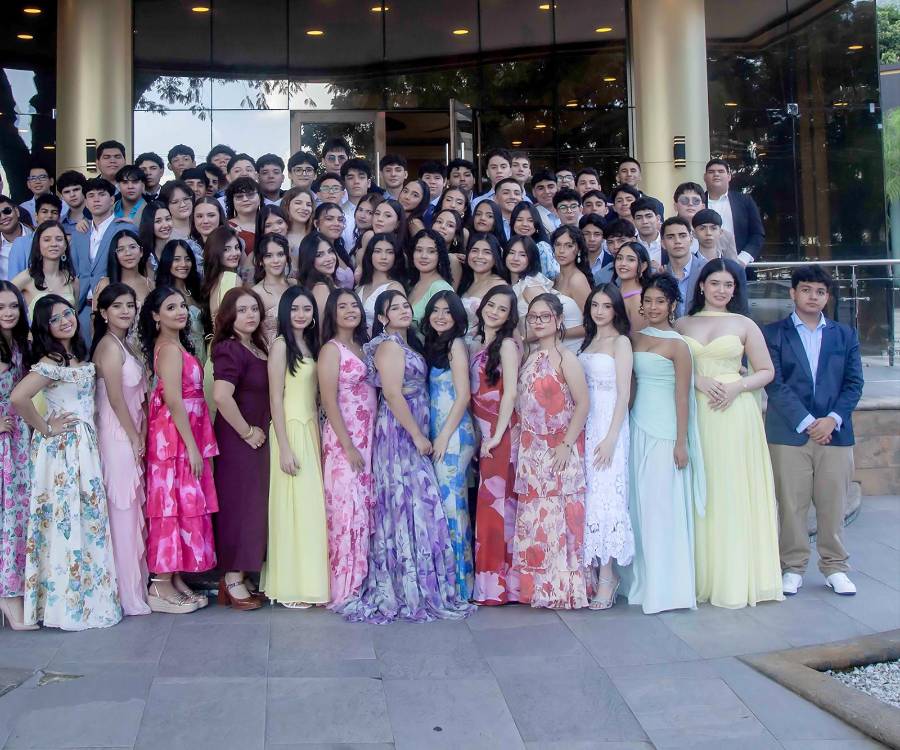 La generación 2026 de la Saint Peter Academy se reunió en el salón Jordán del Club Hondureño Árabe para celebrar su Welcome Breakfast y dar inicio a su último año escolar. La temática del desayuno fue “Un amanecer en Santorini” con decoración de estampados griegos y mosaicos en pinceles azules. La mañana transcurrió en sesiones de fotos, la degustación de su desayuno internacional y la música de saxofón que ejecutó el artista Edward Romero.