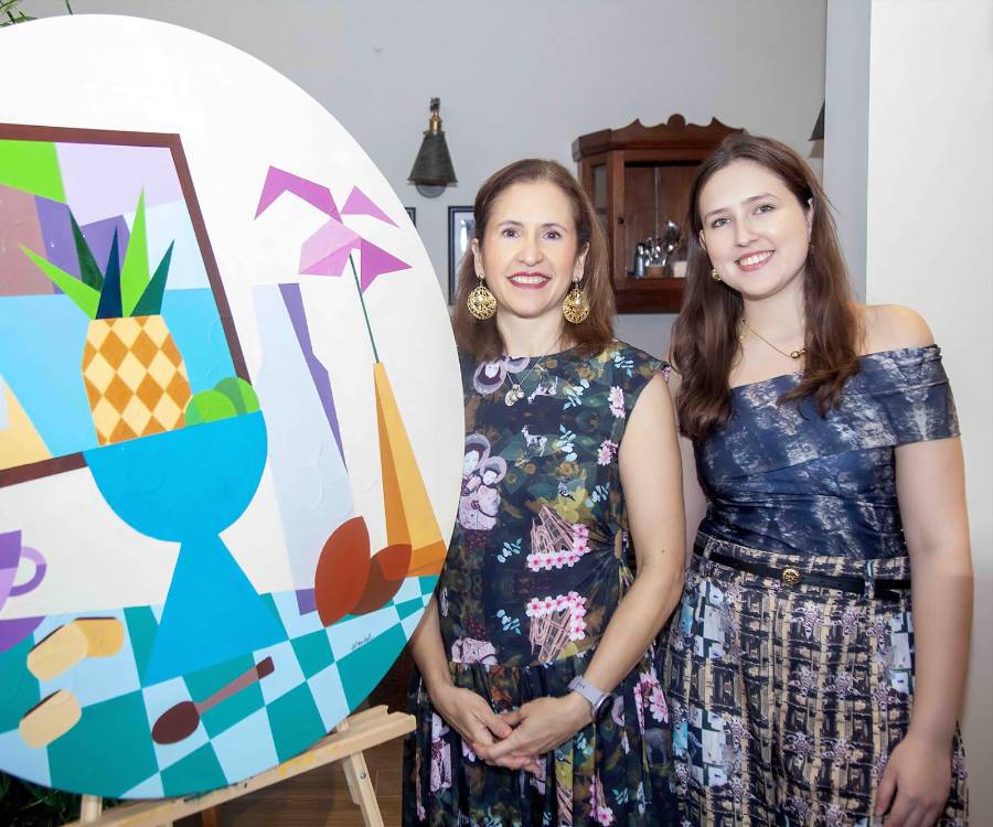 La boutique María Mírame se llenó de inspiración durante el workshop “Mi propio verano eterno”, una mañana dedicada a la creatividad, los recuerdos y la conexión personal. Entre arte, moda y un ambiente íntimo, el encuentro sirvió como escenario para celebrar el lanzamiento de la colección “Alba”, una propuesta que invita a crear desde la memoria y la emoción. En la foto: Ana Handal y Francesca Heyer.