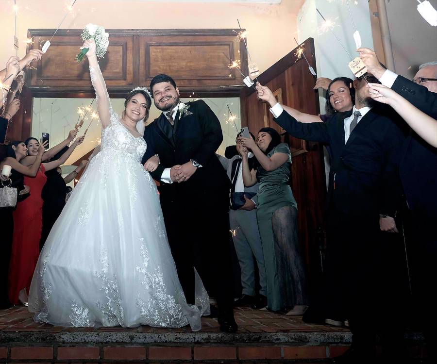 Un brindis por la eterna felicidad de los nuevos esposos, y el entusiasmo de unir sus vidas en sagrado matrimonio.