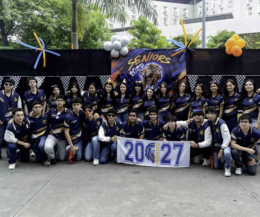Con emoción los seniors 2027 de la Western International School, se reunieron para celebrar su senior entrance. La cita tuvó lugar en el parqueo del Hotel Copantl &amp; Convention Center. Dando inicio el recorrido hacia centro educativo seguidos por una caravana de autos con globos y autos de carrera.