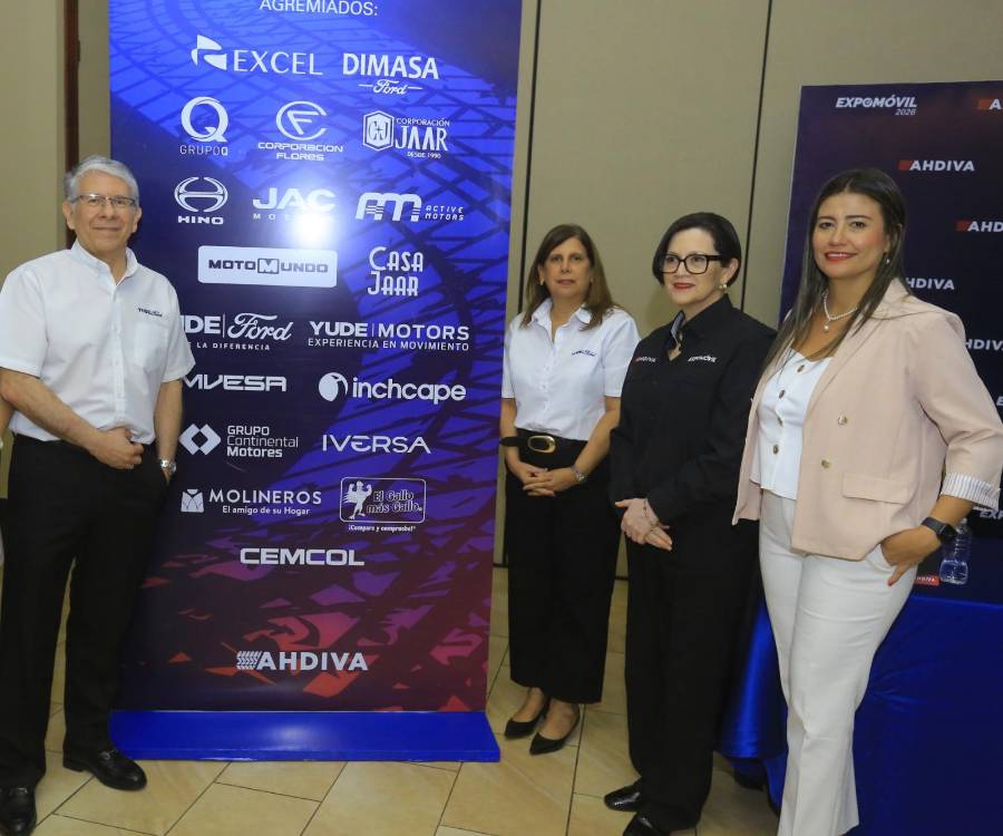 Laura Izaguirre con José Luis Ramírez, María Alexandra Canahuati, María Eugenia Fernández y Zayda Baide.