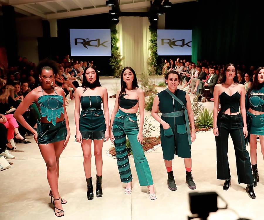 La emoción, la adrenalina y la sed de conquistar las pasarelas se aprecieron en los modelos divertidos, juveniles y con diseños bastante sexy, juguetones que presento Erick Molina, durante Bac Estilo Moda, donde el protagonista de su conquista fue el denim , logrando elaborar piezas únicas.